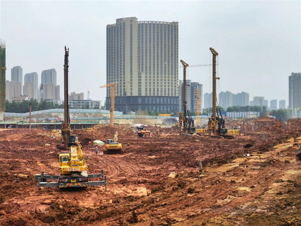 在武漢，還得看徐工旋挖鉆機打樁的效率.jpg