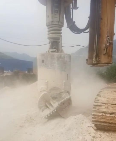 巫山縣鄭萬高鐵施工現場,旋挖鉆機樁基施工視頻